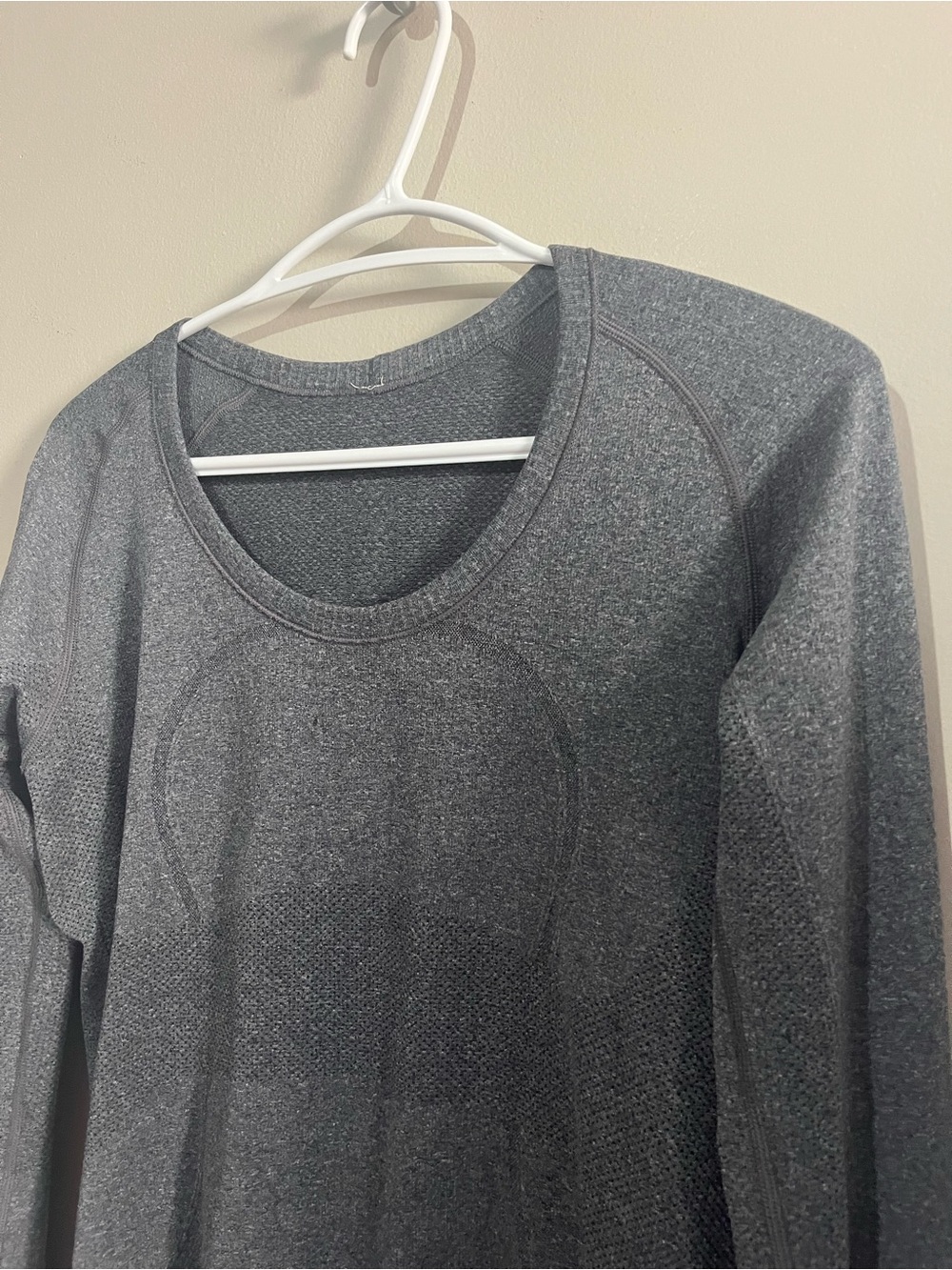 Lululemon Swiftly long sleeve size 8 grey scoop neck - Picture 3 of 8